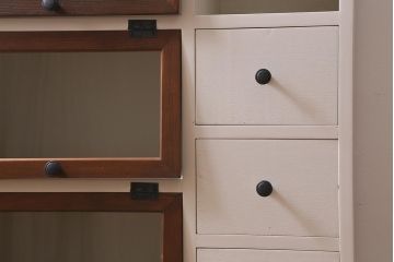 ラフジュ工房オリジナル　古材使用　リメイク家具　ペイント　バイカラーがレトロなパタパタ扉のキャビネット(収納棚、リビングボード)(R-040255)