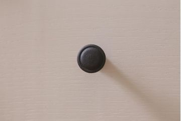 ラフジュ工房オリジナル　古材使用　リメイク家具　ペイント　バイカラーがレトロなパタパタ扉のキャビネット(収納棚、リビングボード)(R-040255)