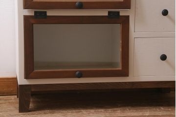 ラフジュ工房オリジナル　古材使用　リメイク家具　ペイント　バイカラーがレトロなパタパタ扉のキャビネット(収納棚、リビングボード)(R-040255)