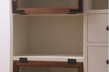 ラフジュ工房オリジナル　古材使用　リメイク家具　ペイント　バイカラーがレトロなパタパタ扉のキャビネット(収納棚、リビングボード)(R-040255)