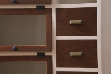 カタログ掲載品　ラフジュ工房オリジナル　古材使用　リメイク家具　ペイント　パタパタ扉　アンティークペイントがおしゃれなキャビネット(収納棚、リビングボード)(R-040256)
