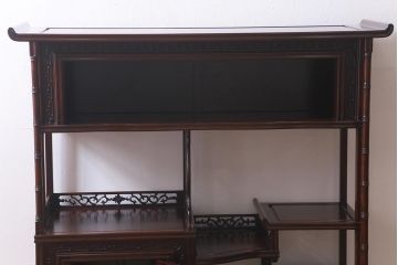 中古　民芸家具　花梨(カリン)材　緻密な意匠が魅力的な飾り棚(茶棚)(R-040259)
