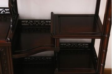 中古　民芸家具　花梨(カリン)材　緻密な意匠が魅力的な飾り棚(茶棚)(R-040259)