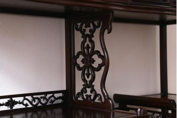 中古　民芸家具　花梨(カリン)材　緻密な意匠が魅力的な飾り棚(茶棚)(R-040259)