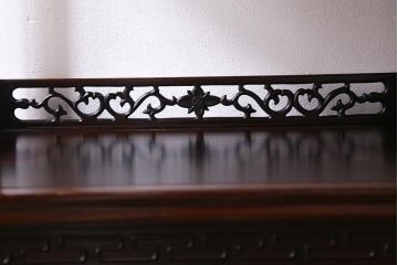 中古　民芸家具　花梨(カリン)材　緻密な意匠が魅力的な飾り棚(茶棚)(R-040259)
