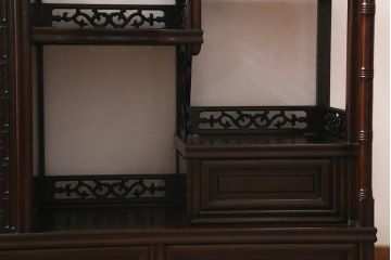 中古　民芸家具　花梨(カリン)材　緻密な意匠が魅力的な飾り棚(茶棚)(R-040259)
