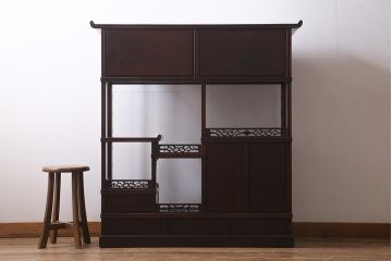 中古　民芸家具　花梨(カリン)材　緻密な意匠が魅力的な飾り棚(茶棚)(R-040259)