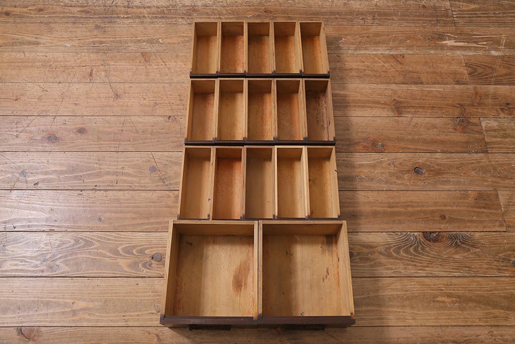 アンティーク家具　古民具　三方欅(ケヤキ)材　漆塗り　引き出し17杯の小箪笥(小引き出し、薬箪笥)(R-040262)