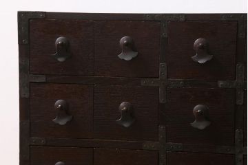 アンティーク家具　古民具　三方欅(ケヤキ)材　漆塗り　引き出し17杯の小箪笥(小引き出し、薬箪笥)(R-040262)