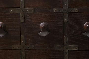 アンティーク家具　古民具　三方欅(ケヤキ)材　漆塗り　引き出し17杯の小箪笥(小引き出し、薬箪笥)(R-040262)