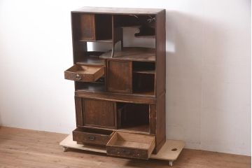 アンティーク家具　タモ材　蜻蛉(トンボ)の透かしが目を引く重ね茶棚(茶箪笥、飾り棚)(R-040266)