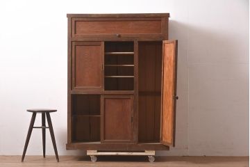 レトロ家具　昭和初期　大振りサイズ　ノスタルジックな雰囲気漂う趣たっぷりの木製下駄箱(戸棚、収納棚)(R-040274)