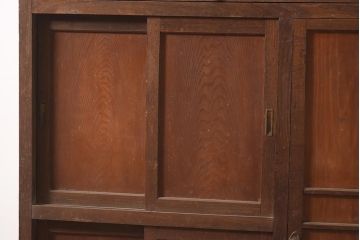 レトロ家具　昭和初期　大振りサイズ　ノスタルジックな雰囲気漂う趣たっぷりの木製下駄箱(戸棚、収納棚)(R-040274)