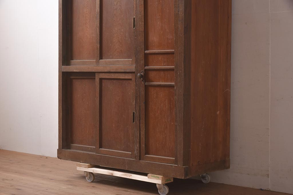 レトロ家具　昭和初期　大振りサイズ　ノスタルジックな雰囲気漂う趣たっぷりの木製下駄箱(戸棚、収納棚)(R-040274)