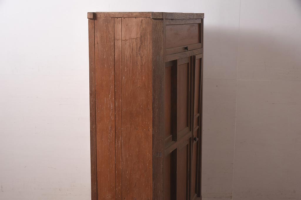 レトロ家具　昭和初期　大振りサイズ　ノスタルジックな雰囲気漂う趣たっぷりの木製下駄箱(戸棚、収納棚)(R-040274)