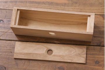 中古　高級品　工芸家具　ケヤキ材　漆塗り　しっとりとした佇まいの上品な茶箪笥(定価48万円)(飾り棚、収納棚)(R-040295)