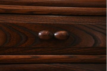 中古　高級品　工芸家具　ケヤキ材　漆塗り　しっとりとした佇まいの上品な茶箪笥(定価48万円)(飾り棚、収納棚)(R-040295)