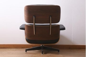 展示品　極美品　Hermanmiller(ハーマンミラー社)　ウォールナット　トールサイズ　イームズラウンジチェア&オットマン(定価約89万円)