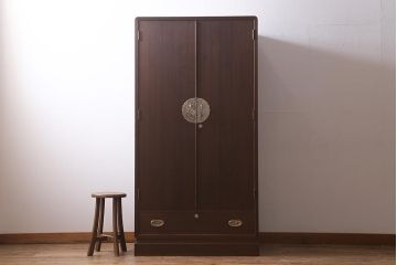 中古　伝統工芸品　桂月　菊の意匠金具がアクセントになった加茂総桐箪笥のワードローブ(総桐たんす、洋服タンス、衣装タンス)(定価約120万円)(R-040297)