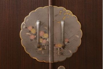 中古　伝統工芸品　桂月　菊の意匠金具がアクセントになった加茂総桐箪笥のワードローブ(総桐たんす、洋服タンス、衣装タンス)(定価約120万円)(R-040297)
