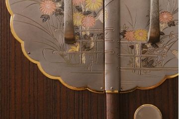 中古　伝統工芸品　桂月　菊の意匠金具がアクセントになった加茂総桐箪笥のワードローブ(総桐たんす、洋服タンス、衣装タンス)(定価約120万円)(R-040297)