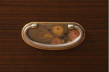 中古　伝統工芸品　桂月　菊の意匠金具がアクセントになった加茂総桐箪笥のワードローブ(総桐たんす、洋服タンス、衣装タンス)(定価約120万円)(R-040297)