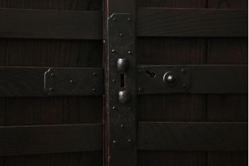 アンティーク家具　前面欅(ケヤキ)材　重厚な佇まいの大型帳場箪笥(水屋箪笥、サイドボード、テレビ台、テレビボード)(R-040298)