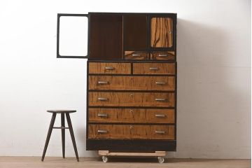 レトロ家具　昭和期　黒柿無垢材・楓(カエデ)材　色合いが個性的なタンス(箪笥、戸棚、収納棚、チェスト、引き出し)(R-040304)