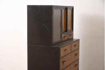 レトロ家具　昭和期　黒柿無垢材・楓(カエデ)材　色合いが個性的なタンス(箪笥、戸棚、収納棚、チェスト、引き出し)(R-040304)