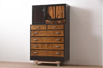 レトロ家具　昭和期　黒柿無垢材・楓(カエデ)材　色合いが個性的なタンス(箪笥、戸棚、収納棚、チェスト、引き出し)(R-040304)
