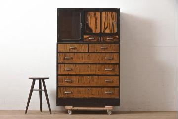 レトロ家具　昭和期　黒柿無垢材・楓(カエデ)材　色合いが個性的なタンス(箪笥、戸棚、収納棚、チェスト、引き出し)(R-040304)