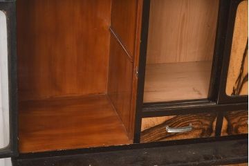 レトロ家具　昭和期　黒柿無垢材・楓(カエデ)材　色合いが個性的なタンス(箪笥、戸棚、収納棚、チェスト、引き出し)(R-040304)