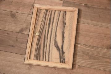 レトロ家具　昭和期　黒柿無垢材・楓(カエデ)材　色合いが個性的なタンス(箪笥、戸棚、収納棚、チェスト、引き出し)(R-040304)