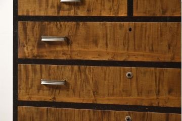 レトロ家具　昭和期　黒柿無垢材・楓(カエデ)材　色合いが個性的なタンス(箪笥、戸棚、収納棚、チェスト、引き出し)(R-040304)