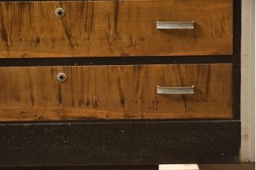 レトロ家具　昭和期　黒柿無垢材・楓(カエデ)材　色合いが個性的なタンス(箪笥、戸棚、収納棚、チェスト、引き出し)(R-040304)