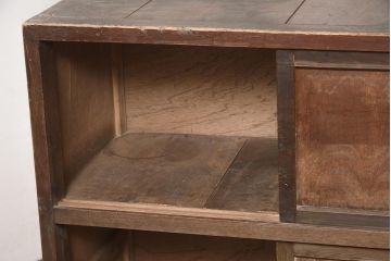 レトロ家具　引き出し付き　木製引き戸のシンプルな収納棚(戸棚、キャビネット)(R-040306)