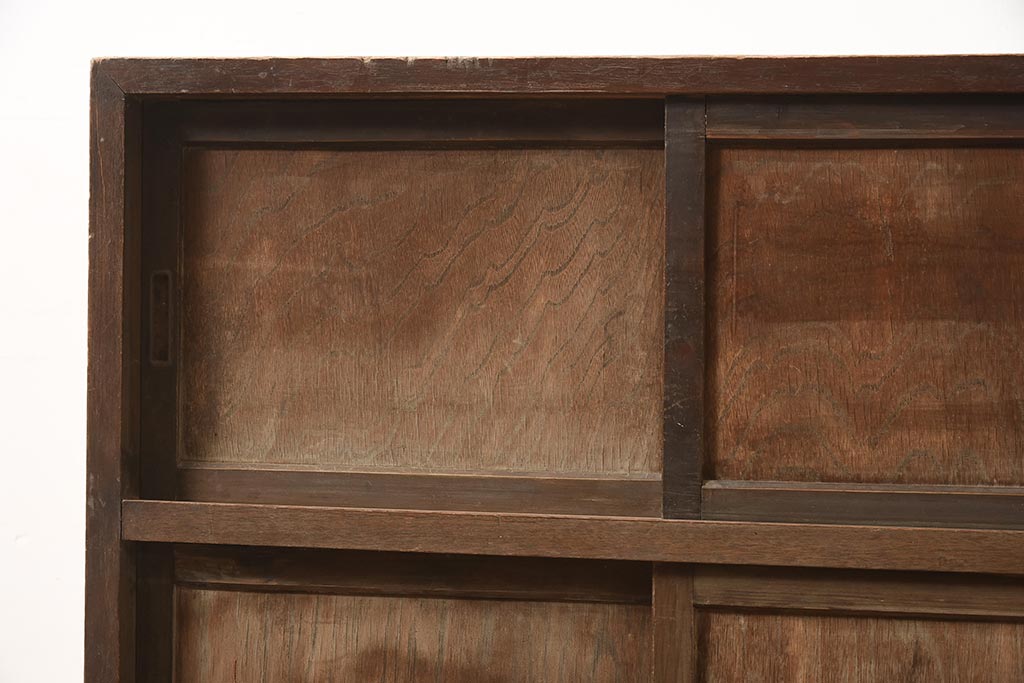 レトロ家具　引き出し付き　木製引き戸のシンプルな収納棚(戸棚、キャビネット)(R-040306)