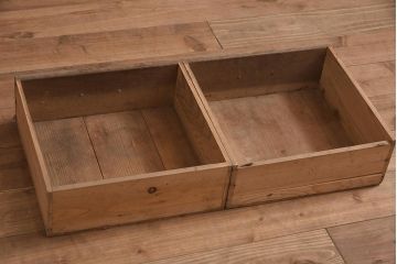 レトロ家具　引き出し付き　木製引き戸のシンプルな収納棚(戸棚、キャビネット)(R-040306)