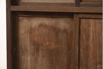 レトロ家具　引き出し付き　木製引き戸のシンプルな収納棚(戸棚、キャビネット)(R-040306)