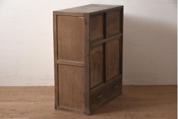 レトロ家具　引き出し付き　木製引き戸のシンプルな収納棚(戸棚、キャビネット)(R-040306)
