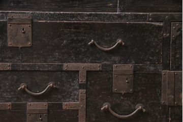 アンティーク家具　明治期　一本物　ヒノキ材　凝ったつくりが魅力的な上手物の帳場箪笥(チェスト、引き出し)(R-040314)