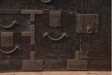 アンティーク家具　明治期　一本物　ヒノキ材　凝ったつくりが魅力的な上手物の帳場箪笥(チェスト、引き出し)(R-040314)