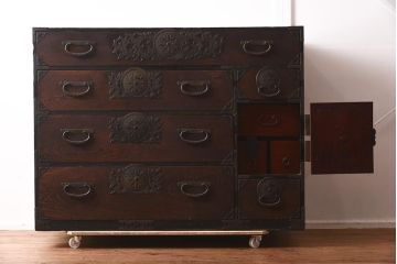 アンティーク家具　ケヤキ材　材も金具も上質な上手物の仙台箪笥(衣装箪笥)(R-040325)
