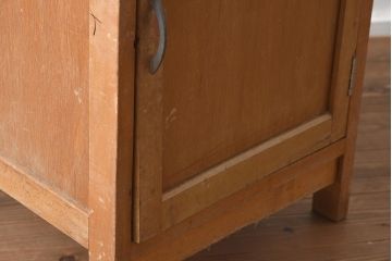 レトロ家具　昭和レトロな雰囲気漂うシンプルな木製サイドキャビネット(電話台)(R-040326)
