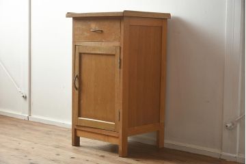 レトロ家具　昭和レトロな雰囲気漂うシンプルな木製サイドキャビネット(電話台)(R-040326)