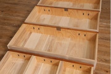 リメイク家具　岩谷堂箪笥　脚付きリメイク　美しい杢目と黒い金具が魅力の整理箪笥(戸棚、チェスト、引き出し、和タンス)(R-040328)
