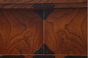 リメイク家具　岩谷堂箪笥　脚付きリメイク　美しい杢目と黒い金具が魅力の整理箪笥(戸棚、チェスト、引き出し、和タンス)(R-040328)