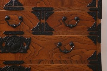 リメイク家具　岩谷堂箪笥　脚付きリメイク　美しい杢目と黒い金具が魅力の整理箪笥(戸棚、チェスト、引き出し、和タンス)(R-040328)