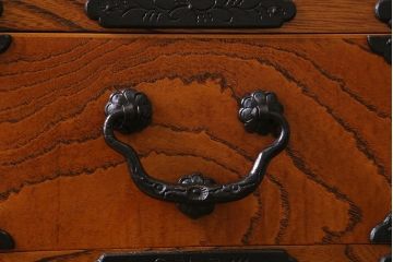 リメイク家具　岩谷堂箪笥　脚付きリメイク　美しい杢目と黒い金具が魅力の整理箪笥(戸棚、チェスト、引き出し、和タンス)(R-040328)