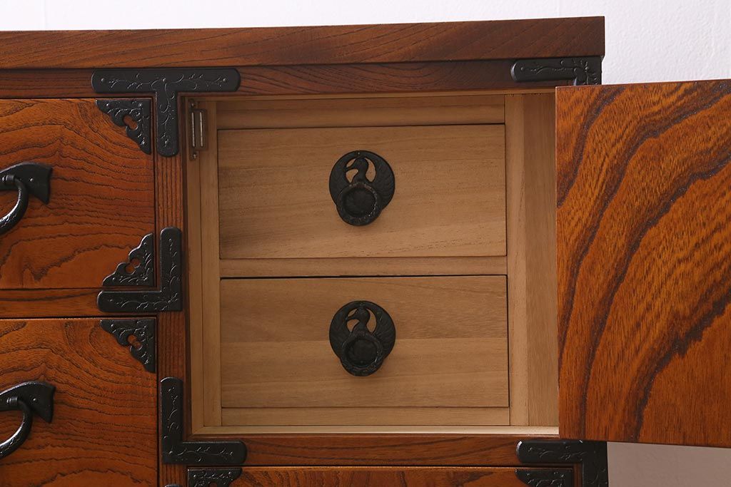 リメイク家具　岩谷堂箪笥　脚付きリメイク　杢目が美しい片開き戸付きのサイドボード(チェスト、引き出し、衣装箪笥)(R-040329)